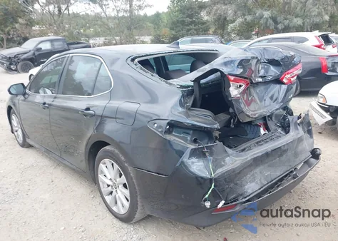 2020 Toyota Camry Le z USA, uszkodzony, nr VIN 4T1C11AK9LU979686